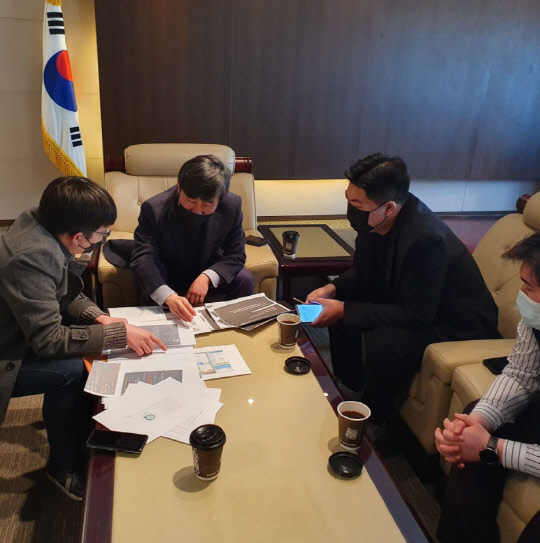 하태경 국민의힘 의원이 게임회사에 대한 제보를 받는 모습. 하태경 의원 페이스북 캡처